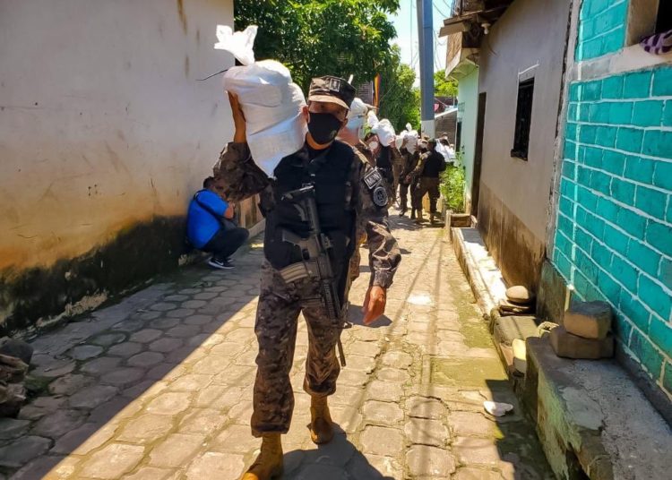 Policías y militares colaboran en entrega de paquetes alimentarios a familias de San Francisco Gotera