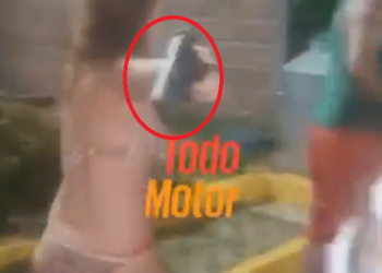 Detienen a mujer que entró armada y semidesnuda a una gasolinera del Puerto de La Libertad