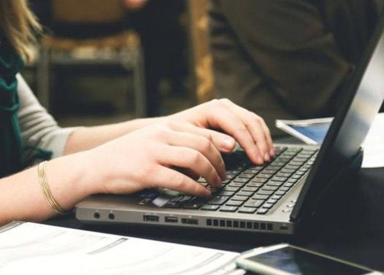 Educación presenta prueba que sustituirá la PAES, y adelanta se hará en línea