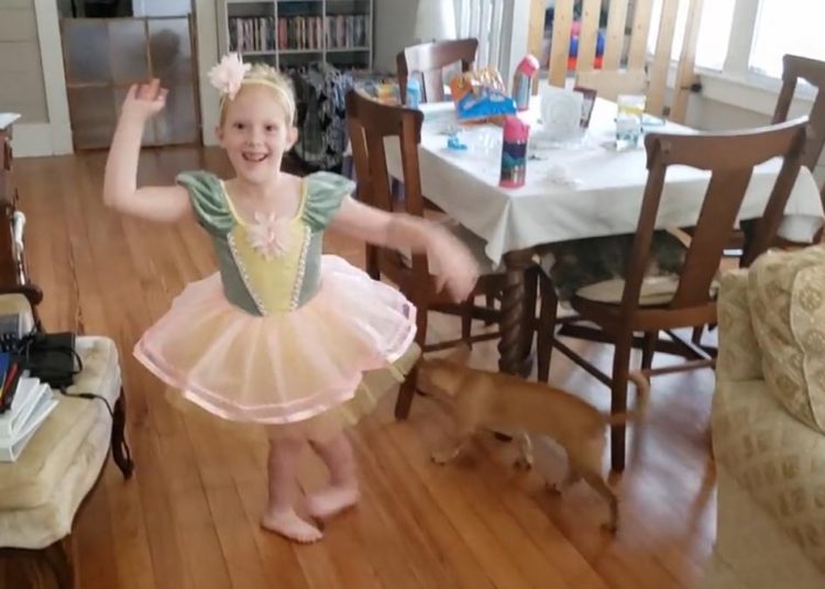 VIDEO: Una niña que en teoría no podría caminar sorprende bailando ballet
