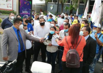Bloquean calle sobre el bulevar de Los Héroes en protesta por despidos en la alcaldía capitalina