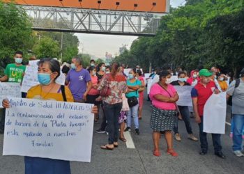Cierran calle a Comalapa en protesta por botadero de basura a cielo abierto