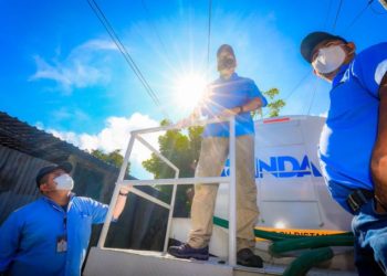 Presidente de ANDA supervisa jornada de abastecimiento de agua en San Marcos y Soyapango
