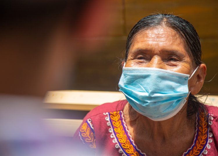 Mujeres nahuahablantes de Santo Domingo de Guzmán reciben paquetes alimentarios