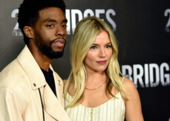 Sienna Miller reveló que Chadwick Boseman renunció a parte de su salario para que ella recibiera un pago justo