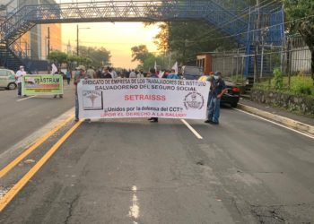 Cierran calles frente a Centro Judicial en protesta por las retenciones salariales a trabajadores de la alcaldía de San Salvador