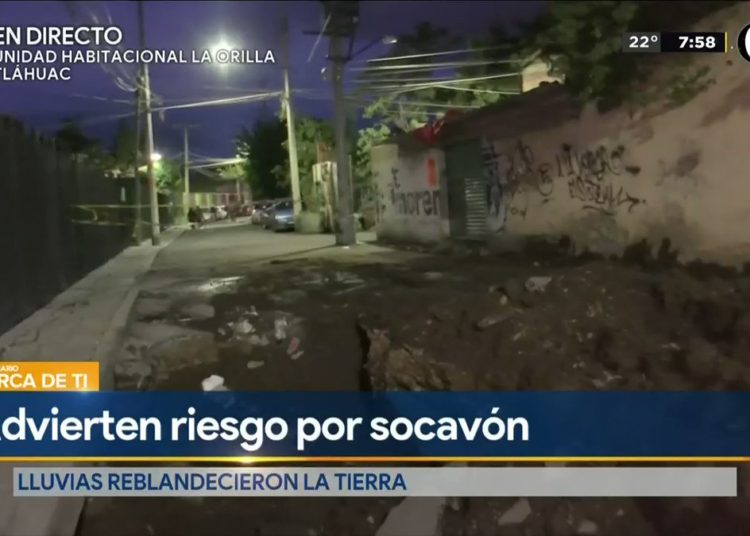 (VIDEO) En México un camarógrafo cae a socavón mientras transmitía en vivo