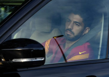Entre polémica y lágrimas, Luis Suárez se despide de Barcelona con destino a Madrid