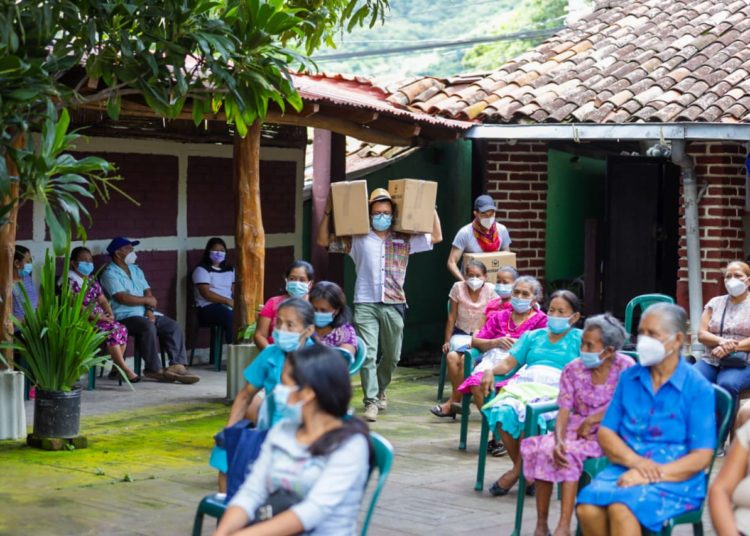 Ministra de Cultura entrega paquetes alimentarios a mujeres que preservan la cultura salvadoreña en Panchimalco