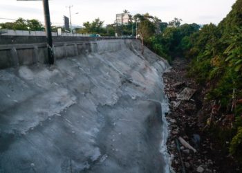 MOP entrega obra mitigación en carretera a Santa Tecla donde se había formado un talud