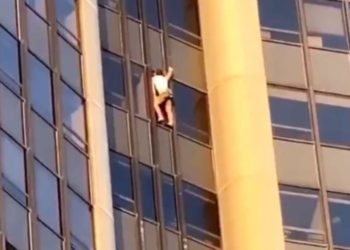 (VIDEO) Arrestan a un hombre que intentó escalar sin seguridad el edificio más alto de París