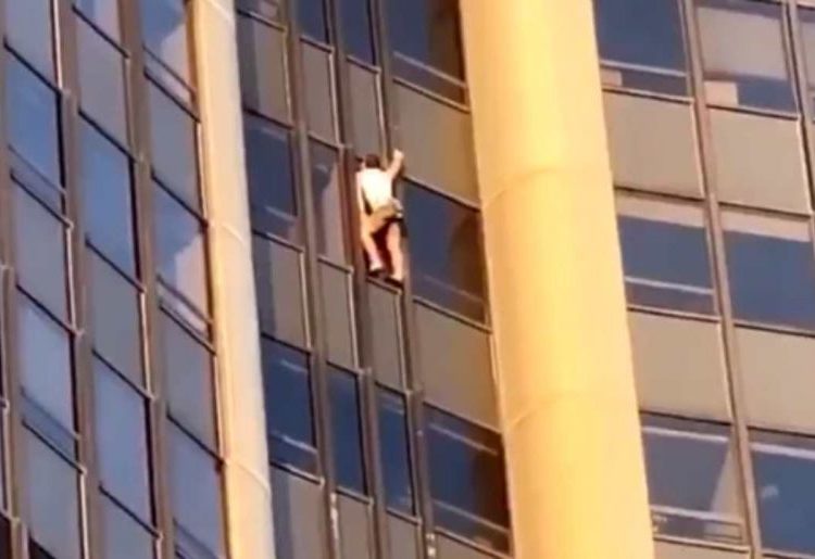 (VIDEO) Arrestan a un hombre que intentó escalar sin seguridad el edificio más alto de París