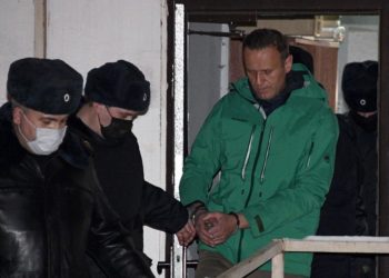 La justicia rusa acusa a Alexei Navalny por difamación y reiniciará el proceso para juzgarlo este miércoles