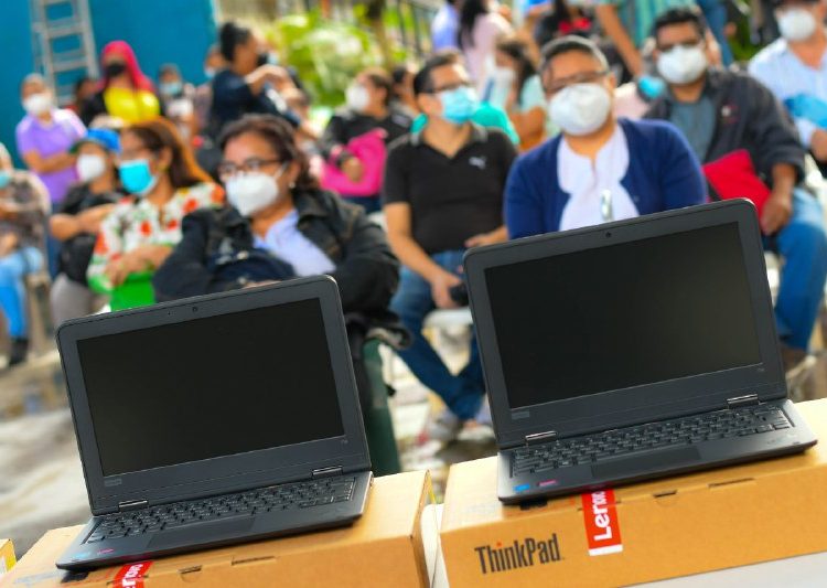Gobierno entregará computadoras a 1.2 millones de estudiantes del sistema público de forma progresiva
