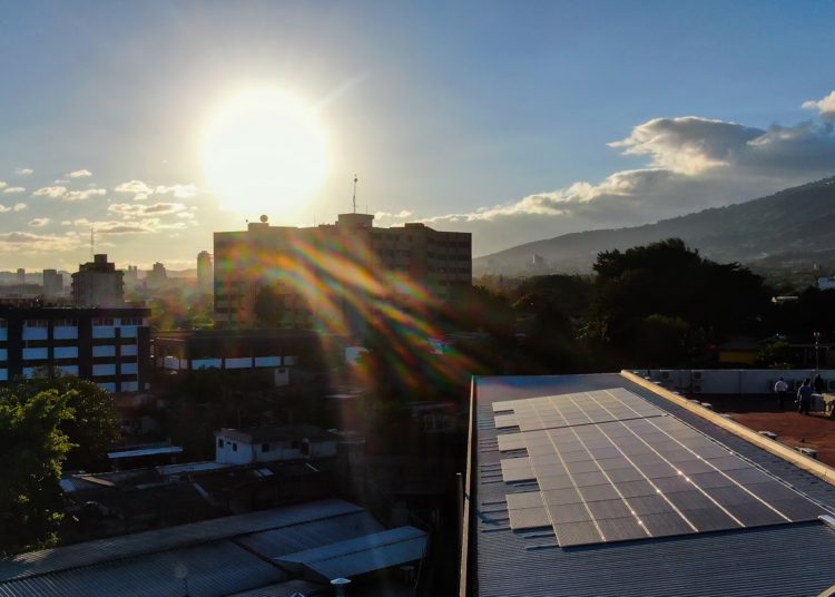 Gobierno recibe la donación de un sistema de energía eléctrica con paneles solares para el Hospital Bloom