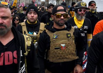 Líder de grupo extremista Proud Boys fue informante de la policía de EE.UU.