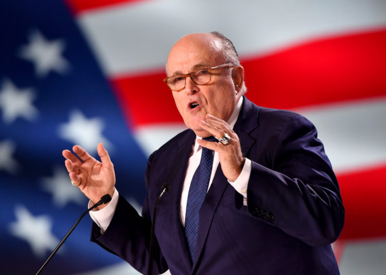 Giuliani enfrenta una demanda de $1.300 millones por sus afirmaciones sobre fraude electoral en EE.UU.