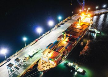 Atraca buque con alimentos que serán repartidos entre población afectada por Covid-19