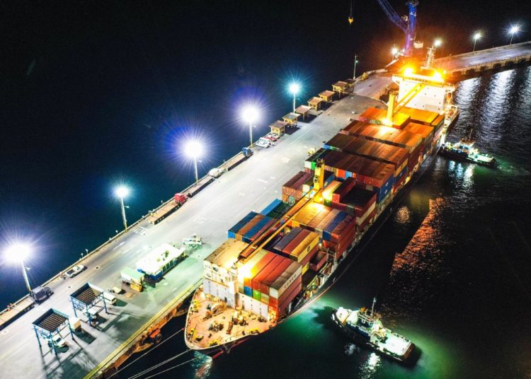 Atraca buque con alimentos que serán repartidos entre población afectada por Covid-19