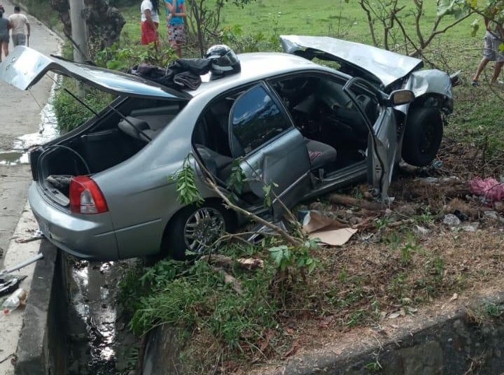 Mujer pierde el control de su vehículo, impacta contra un árbol y se sale de la carretera