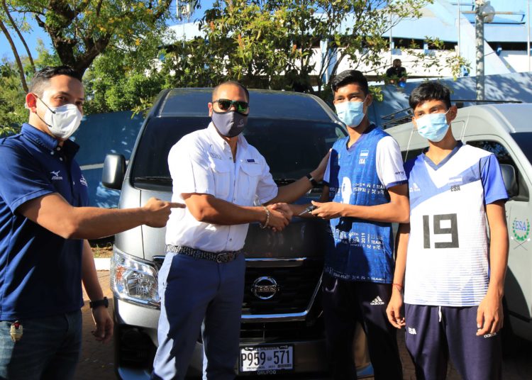 INDES entrega vehículos a las federaciones, asociaciones deportivas y oficinas departamentales