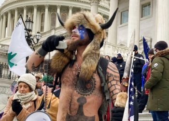 El hombre que asaltó el Capitolio disfrazado como guerrero sioux lleva días sin comer en prisión porque no le dan alimentos orgánicos