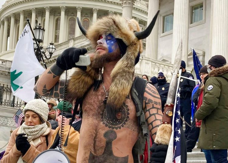 El hombre que asaltó el Capitolio disfrazado como guerrero sioux lleva días sin comer en prisión porque no le dan alimentos orgánicos