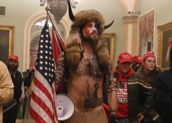 Arrestaron a Jake Angeli, el manifestante que asaltó el Capitolio de EEUU disfrazado de guerrero sioux