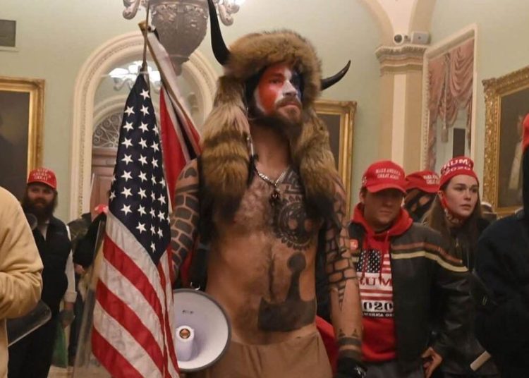 Arrestaron a Jake Angeli, el manifestante que asaltó el Capitolio de EEUU disfrazado de guerrero sioux