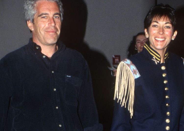 Revelaron detalles de cómo Jeffrey Epstein y Ghislaine Maxwell reclutaban niñas para participar en orgías en cuartos de hotel