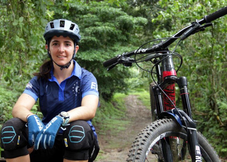 La ciclista salvadoreña Mariana Salazar competirá en el campeonato nacional de Downhill