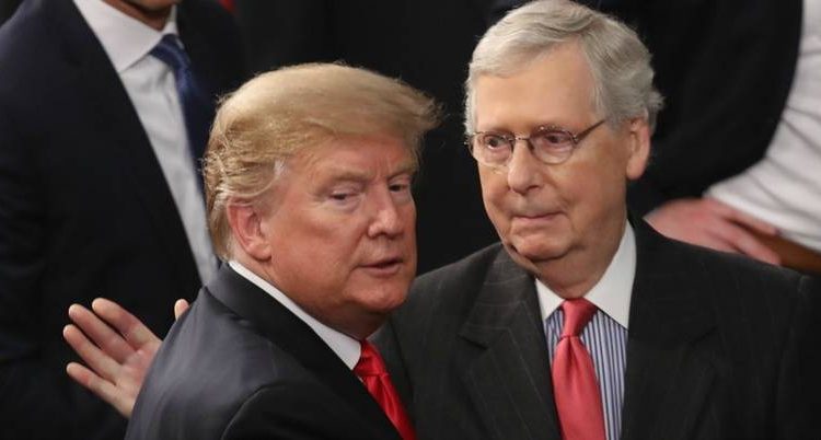 Republicanos presionan su líder en el senado Mitch McConnell para condenar a Donald Trump