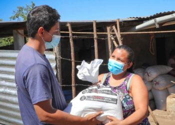 Gobierno entrega paquetes alimentarios a familias del municipio de Turín, Ahuachapán