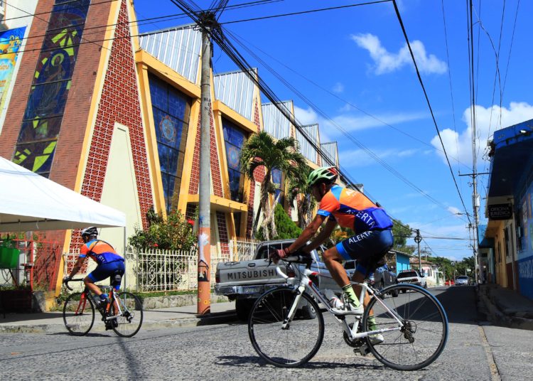 Ciclistas salvadoreños ante la pandemia del covid-19 no viajan a Esquipulas y optan por visitar el Cristo Negro de San Bartolomé Perulapía, Cuscatlán