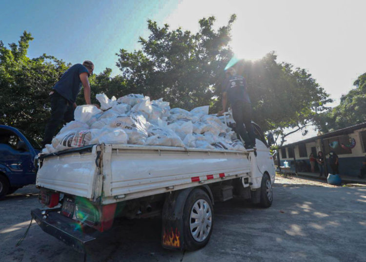 Gobierno entrega paquetes alimentarios a familias de Soyapango