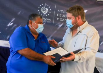 Familias de Tacachico fueron beneficiadas con permisos para acceder a servicios de agua potable y energía eléctrica