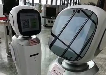 (VIDEO) Dos robots discuten acaloradamente en una biblioteca china