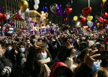 Así se celebra la llegada del 2021 en Wuhan, donde fueron detectados los primeros casos de covid-19