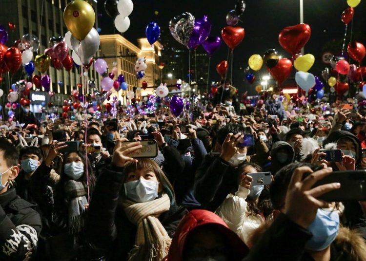 Así se celebra la llegada del 2021 en Wuhan, donde fueron detectados los primeros casos de covid-19