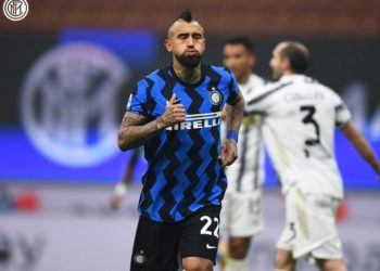 El jugador del Inter de Milán, Arturo Vidal causa polémica por besar escudo de la Juventus