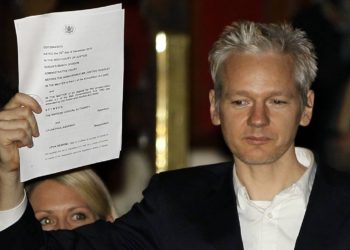 La madre de Assange pide a EE.UU. que desista de extraditar a su hijo