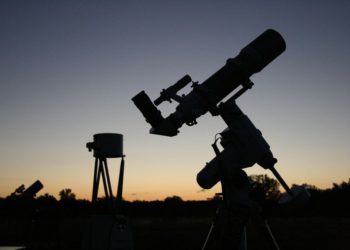 Un astrónomo aficionado toma una deslumbrante fotografía de una nebulosa desde el patio de su casa