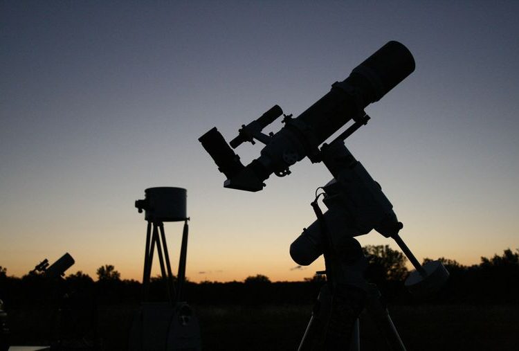 Un astrónomo aficionado toma una deslumbrante fotografía de una nebulosa desde el patio de su casa