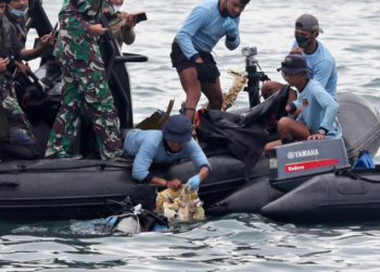 Encuentran cajas negras del avión de pasajeros accidentado en Indonesia y se recuperan restos humanos