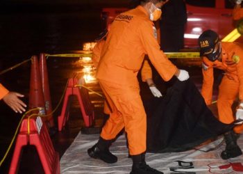 Un equipo de buzos busca las cajas negras del Boeing que se estrelló en Indonesia