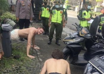 Autoridades de Bali castigan con flexiones a los turistas sin mascarilla