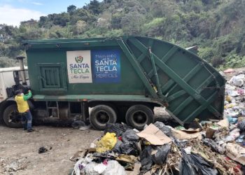 Vecinos de la planta Aragón denuncian que alcaldías de San Salvador y Santa Tecla tiran la basura en la quebrada