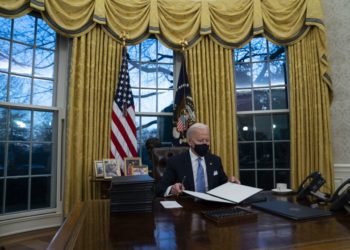 Biden amplía las restricciones de viaje a Europa y Brasil, añade Sudáfrica