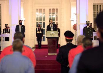 Presidente Bukele anuncia aumento salarial de $200 para el personal del Cuerpo de Bomberos