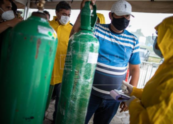 El presidente de Brasil Jair Bolsonaro dice que no es su competencia llevar el oxígeno a Amazonas, donde hace falta para atender a los pacientes con covid-19